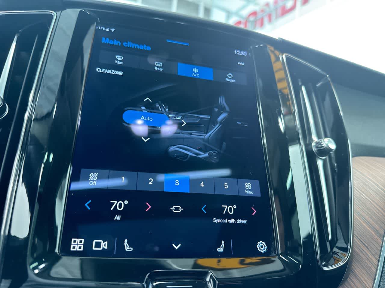 2023 Volvo XC60 Plus Dark Theme