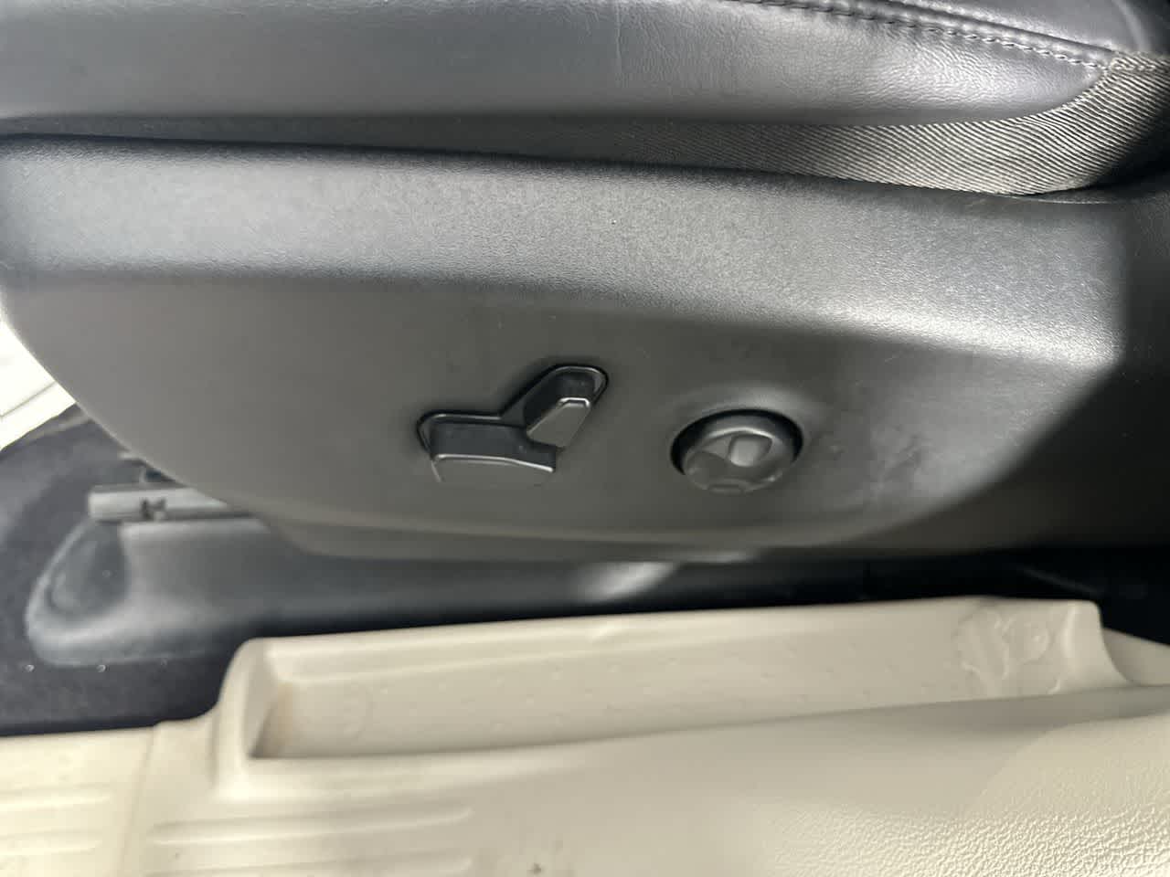 2024 Chrysler Pacifica SELECT