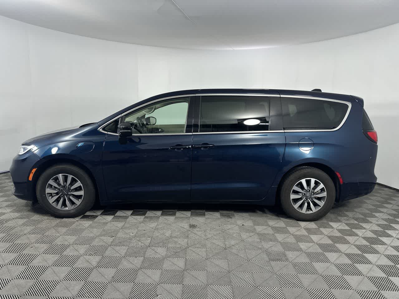 2024 Chrysler Pacifica SELECT