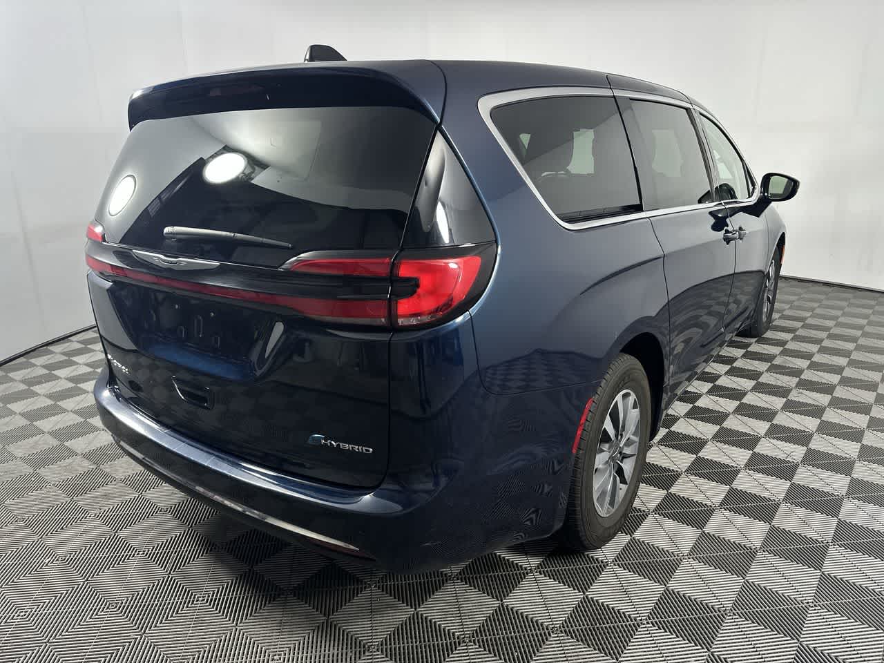 2024 Chrysler Pacifica SELECT
