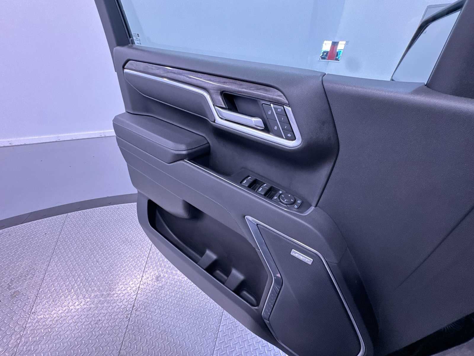 2025 Chevrolet Silverado 1500 LTZ - Photo 31