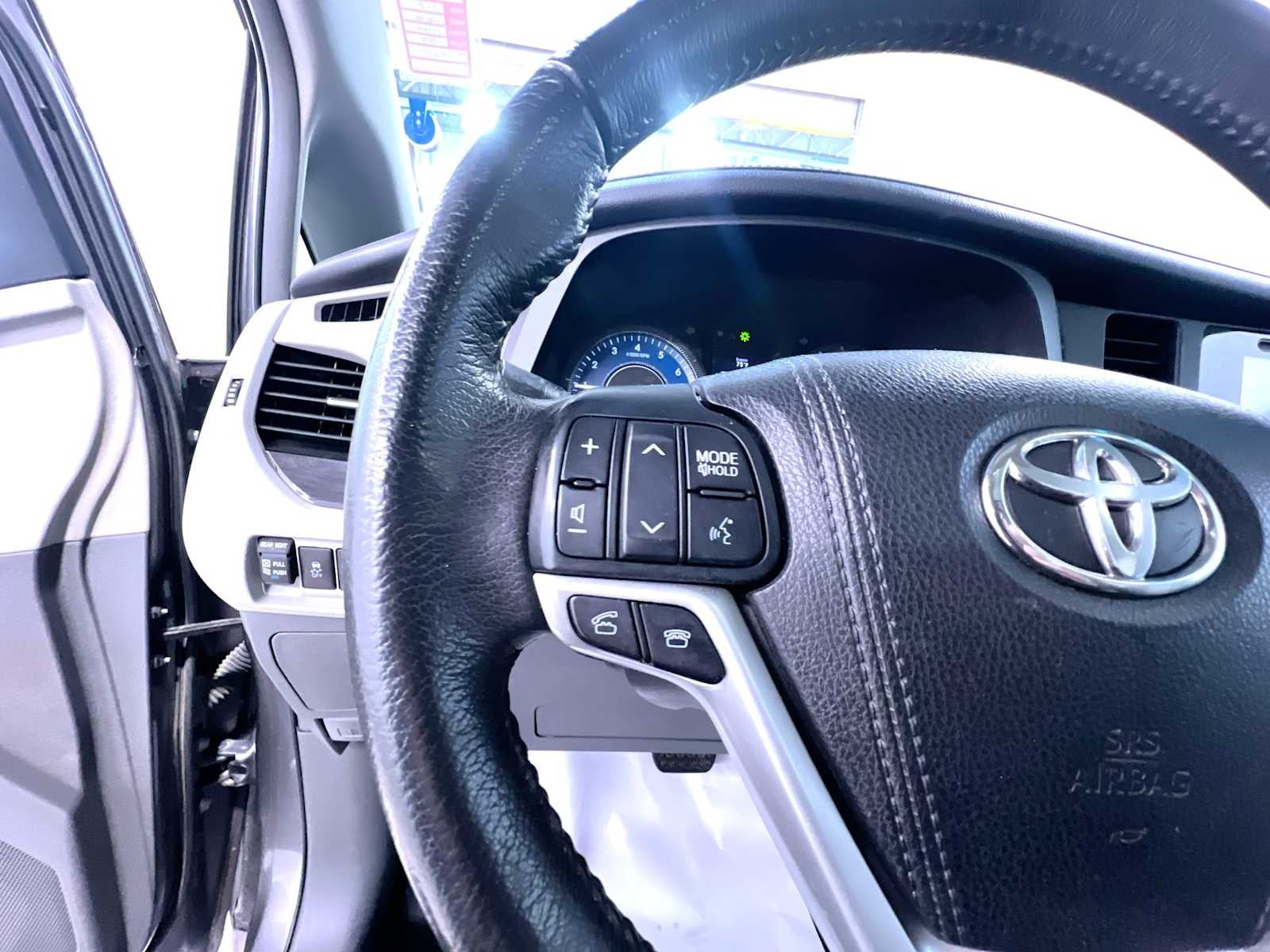 2017 Toyota Sienna XLE Auto Access Seat