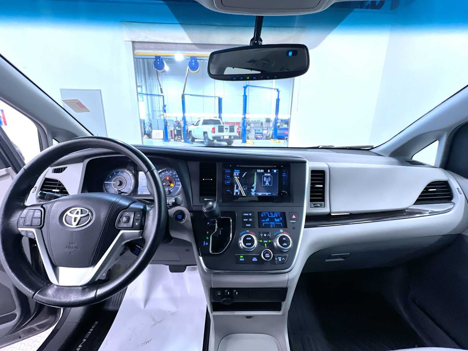 2017 Toyota Sienna XLE Auto Access Seat