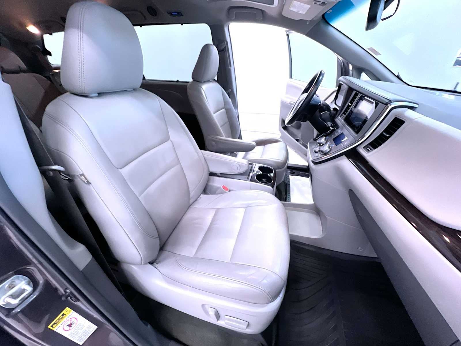 2017 Toyota Sienna XLE Auto Access Seat