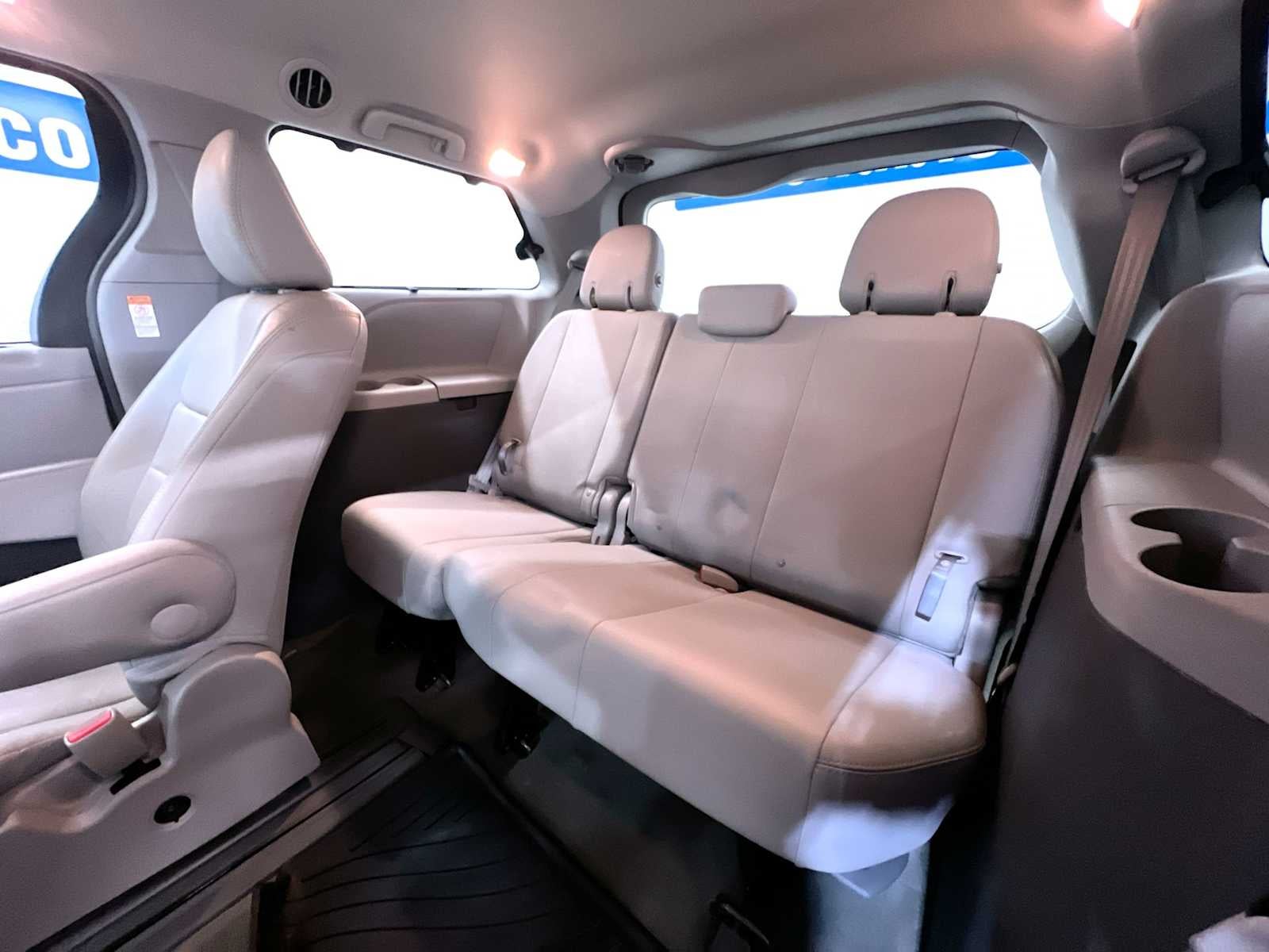 2017 Toyota Sienna XLE Auto Access Seat