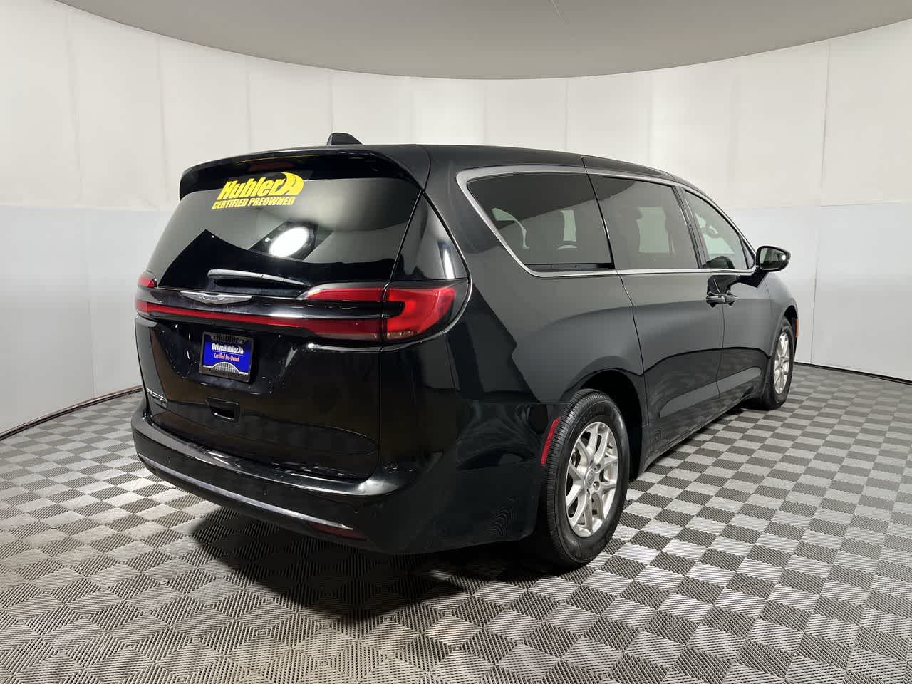 2025 Chrysler Pacifica Select