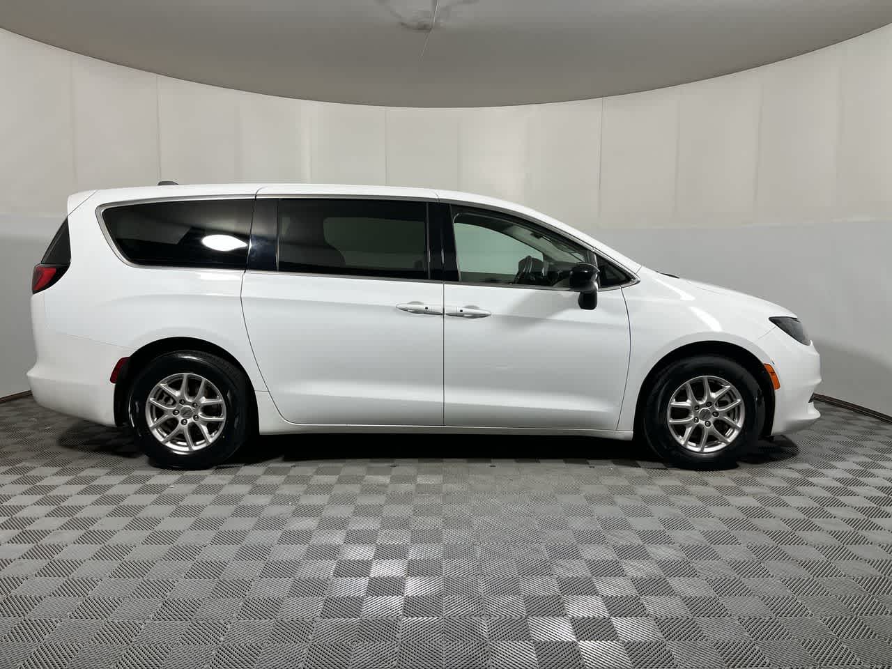 2024 Chrysler Voyager LX