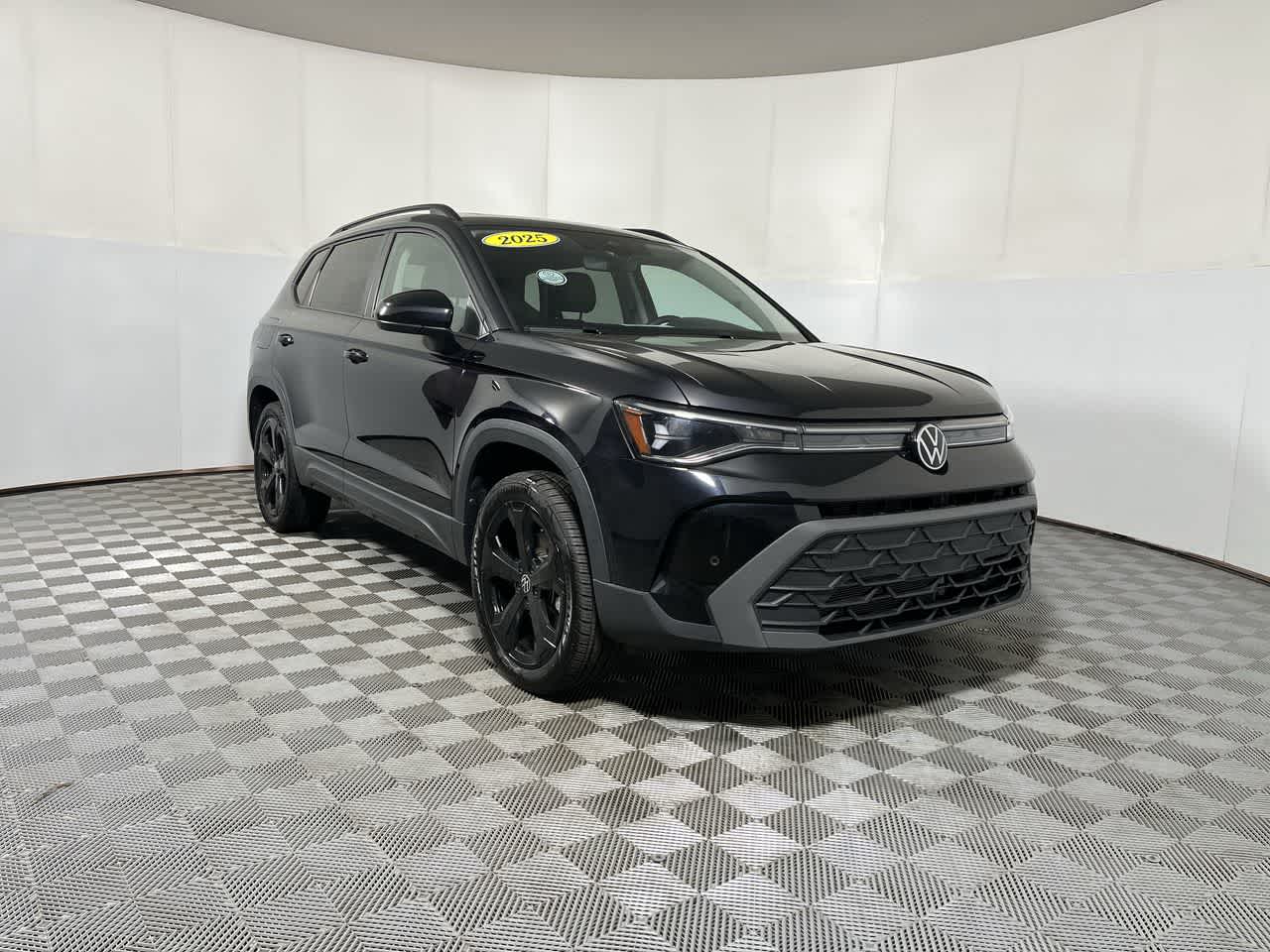 2025 Volkswagen Taos SE Black