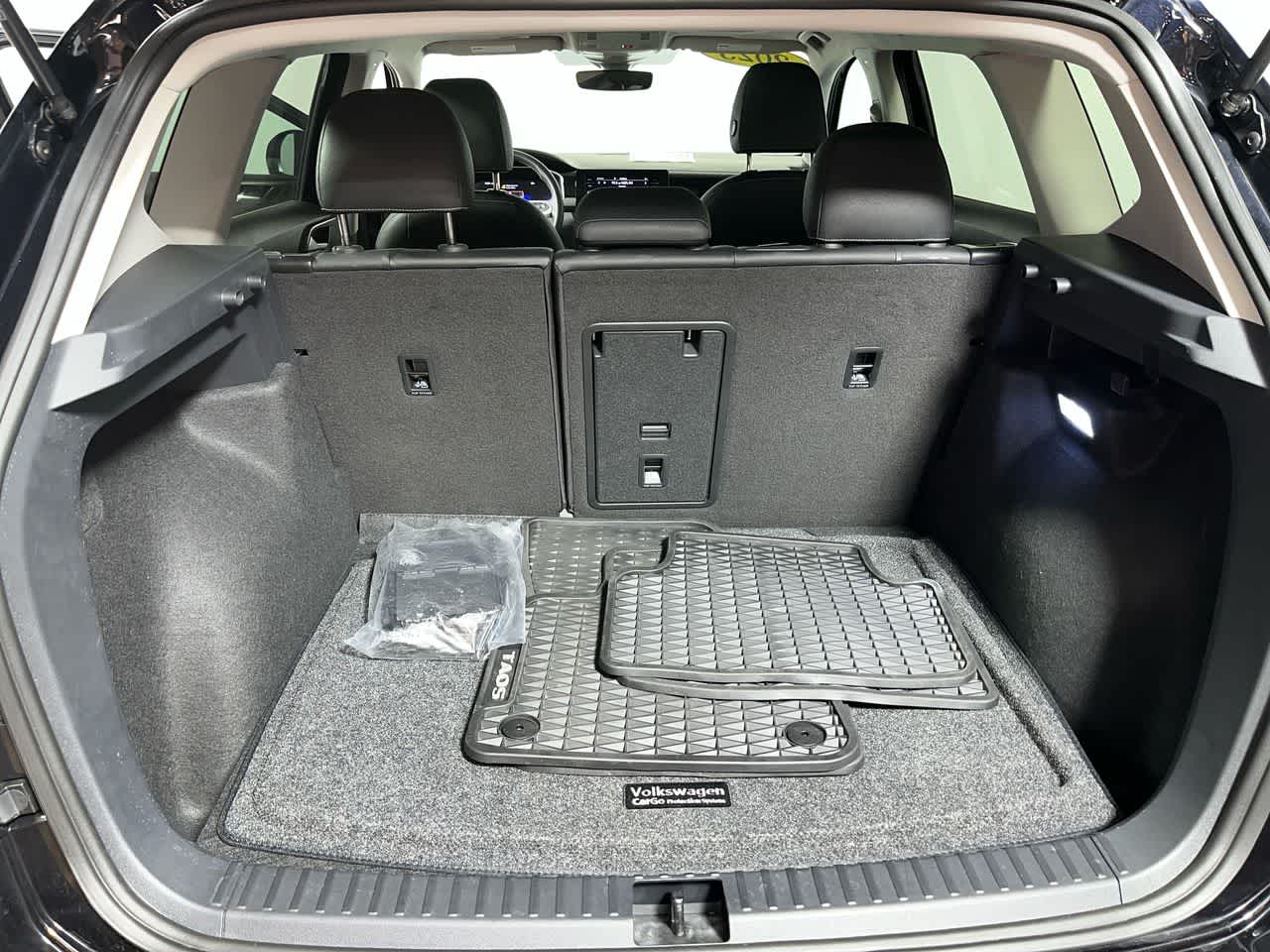 2025 Volkswagen Taos SE Black